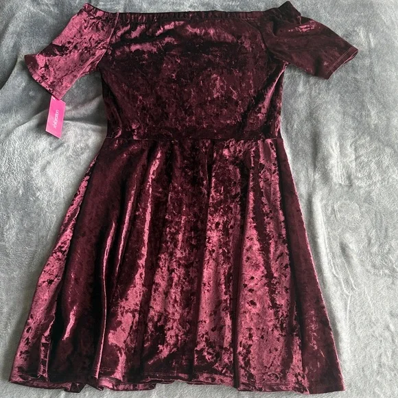 Juniors Velvet Off-Shoulder Dress in Deep Burgundy - Picture 4 of 4